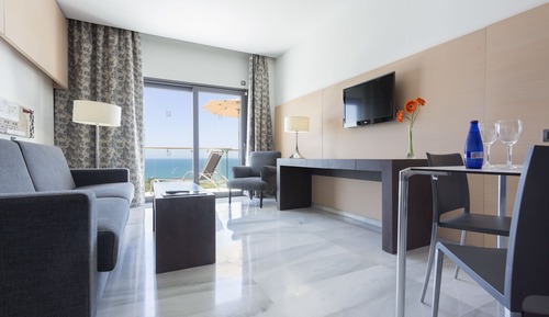 Suite junior, balcón, vistas a la playa (3 adults)