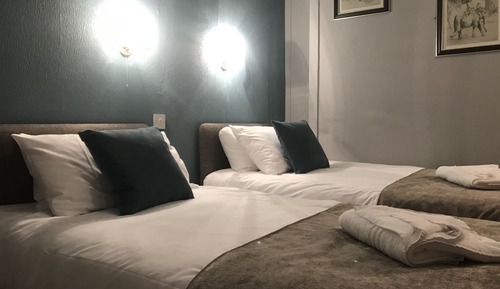 Habitación doble (Room above bar, can be noisy)