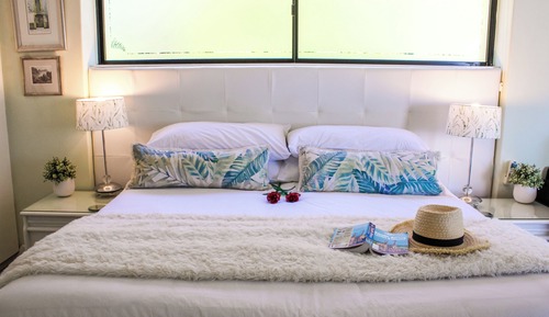 Luxury Suite, 1 King Bed with Sofa bed, Spa Bath, Ocean View, Beachside