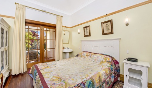 Habitación, 1 cama de matrimonio, baño compartido (Tomah Room)