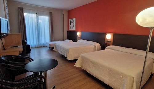 Habitación cuádruple superior, 2 camas de matrimonio, vistas al patio