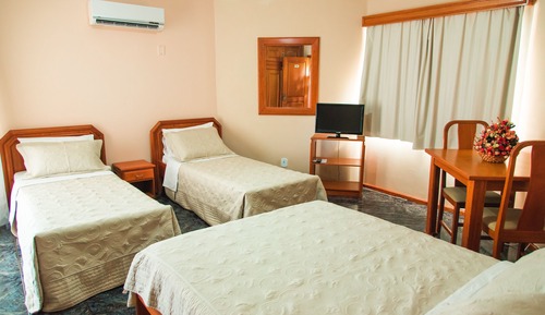 Habitación cuádruple estándar, varias camas, baño privado, vistas al jardín