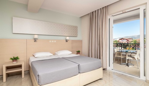 Habitación estándar con 1 cama doble o 2 individuales, vistas a la piscina