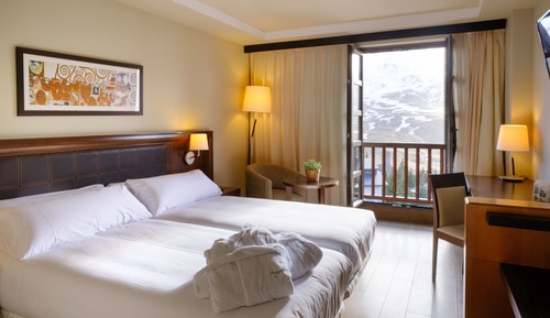 Habitación estándar con 1 cama doble o 2 individuales, vistas a la montaña (2 Adults + 1 Child)