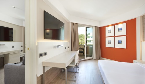Suite familiar, balcón, vistas parciales al mar