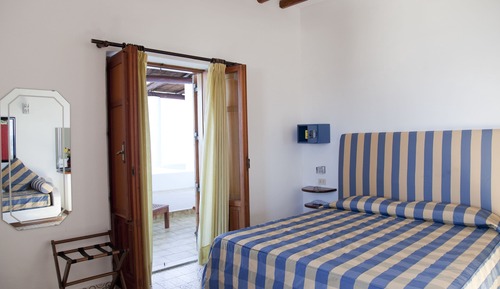 Habitación superior con 1 cama doble o 2 individuales, terraza, vistas al mar