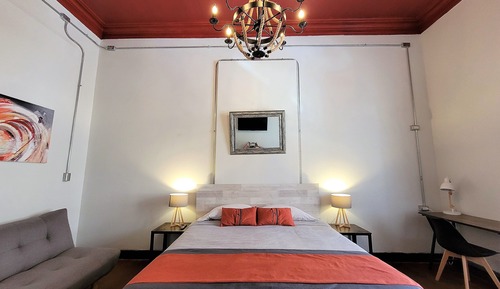 Habitación básica con 1 cama doble o 2 individuales, baño compartido
