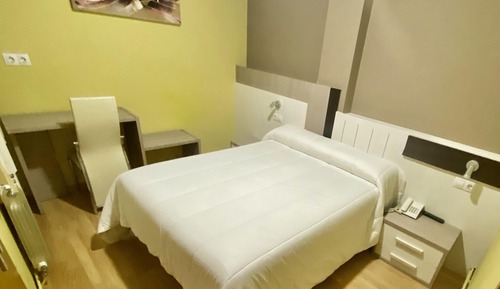 Habitación básica doble, baño privado, vistas al patio (Interior)