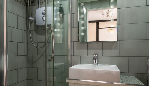 Habitación triple Deluxe, baño privado