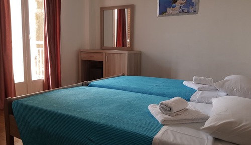 Habitación superior con 1 cama doble o 2 individuales, baño privado