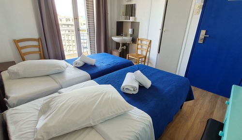 Habitación estándar con 1 cama doble o 2 individuales, baño compartido