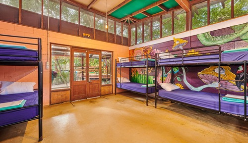 Dormitorio con 10 camas Surf Shack