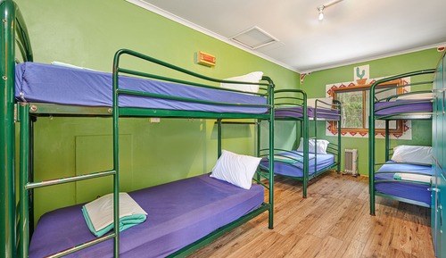 Dormitorio con 6 camas