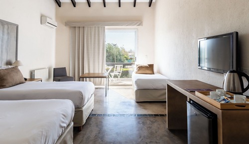Habitación triple superior, terraza, vistas al jardín