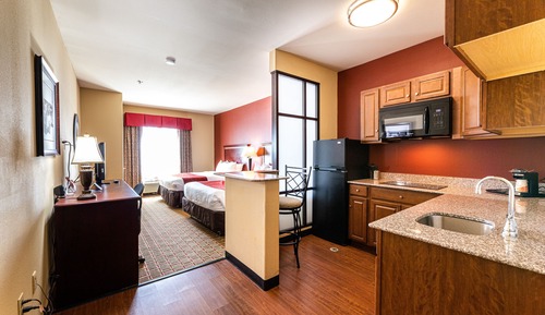 Suite, 2 camas de matrimonio, no fumadores, cocina básica (City/Lake Views)