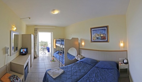 Habitación familiar con 1 cama doble o 2 individuales, vistas al jardín