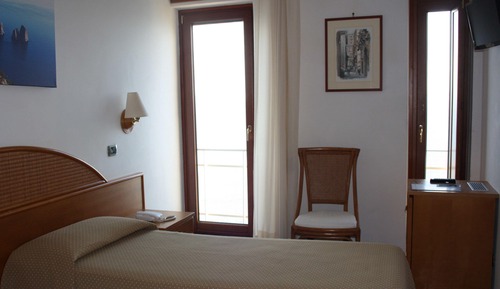 Habitación individual, vistas parciales al mar