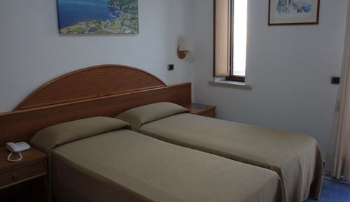 Habitación con 2 camas individuales, balcón, vistas al mar