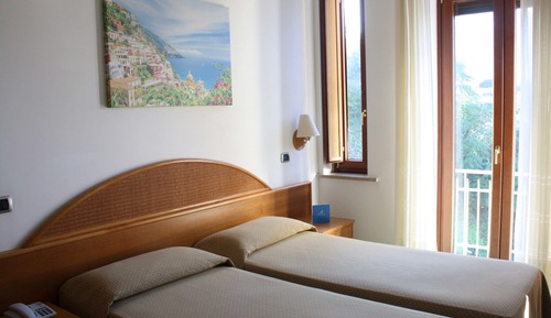 Habitación con 2 camas individuales, vistas parciales al mar