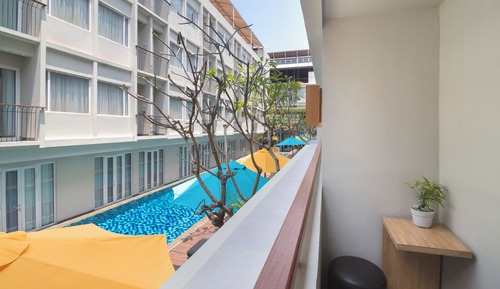 Deluxe Pool View