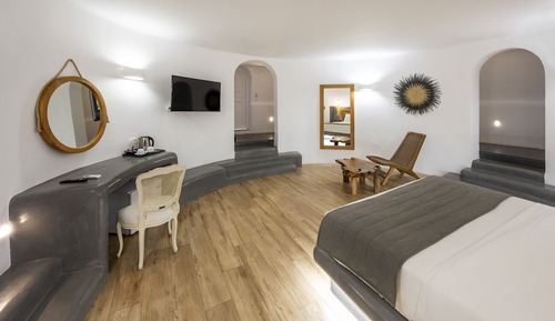 Windmill Deluxe Suite with sharing pool