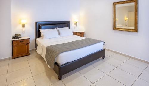 Room with sharing pool