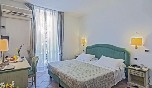 Habitación estándar con 1 cama doble o 2 individuales, vistas al lago