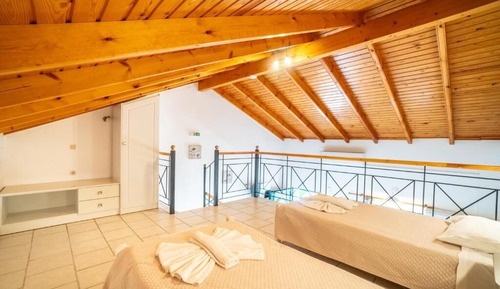 Habitación básica con 1 cama doble o 2 individuales, 1 cama doble, vistas parciales al mar