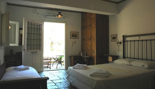 Habitación triple, vistas al jardín, planta baja