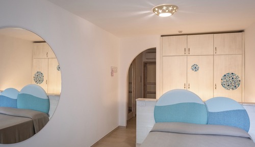 Habitación superior con 1 cama doble o 2 individuales, balcón