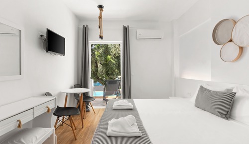 Junior suite with sharing pool