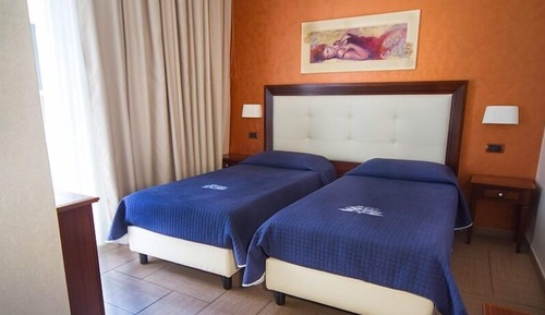 Habitación clásica con 1 cama doble o 2 individuales, accesible en silla de ruedas
