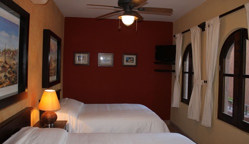 Suite 2 Queen Beds, Terrace y/o Balcony, Kitchenette, Upperfloor.