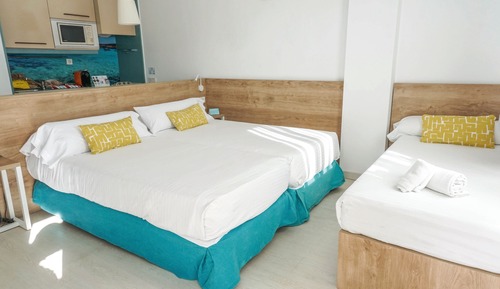 Estudio, balcón (2 adults+ 1 child)
