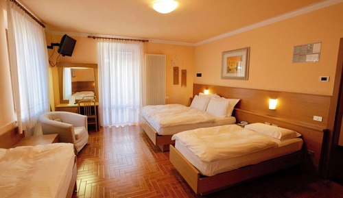 Habitación familiar, varias camas, balcón, vistas a la montaña (Converts to 2 Twin Beds)