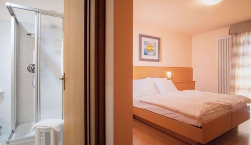 Habitación estándar, varias camas, balcón, vistas a la montaña (Converts to 2 Twin Beds)