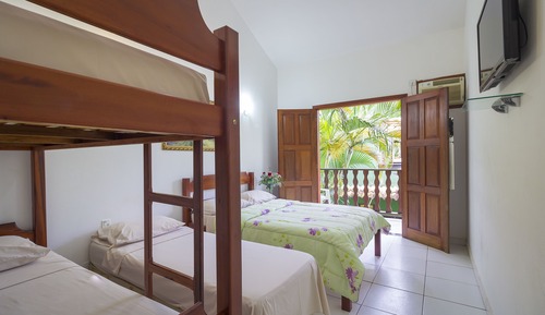Habitación superior, varias camas, balcón