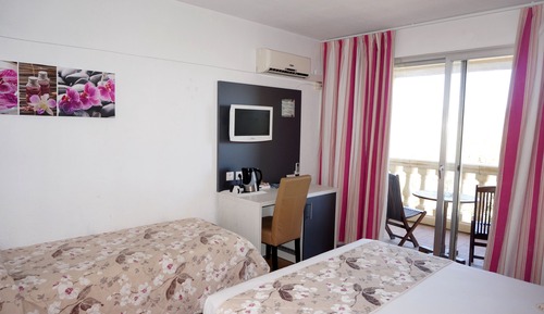 Habitación triple, balcón, vistas a la ciudad