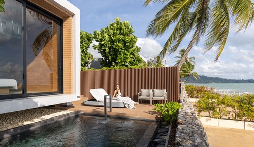 Chalet con piscina frente a la playa 