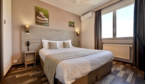 Habitación Confort con 1 cama doble o 2 individuales, baño privado