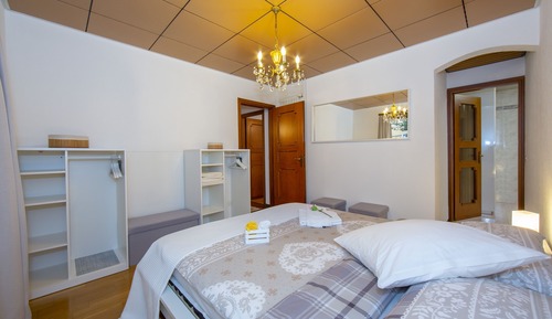 Apartamento familiar, 2 habitaciones, 2 baños, junto a la montaña (Chiara's Home)