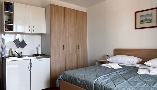 Estudio (Studio Apartment with Balcony)