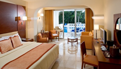 Deluxe Suite, Pool Access (with Jacuzzi, Pool View)