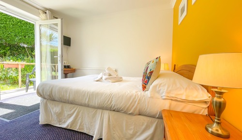 Habitación doble, baño privado, vistas al jardín (Room 14)