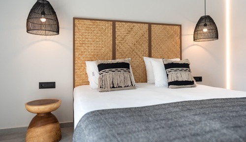 Habitación superior con 1 cama doble o 2 individuales, balcón