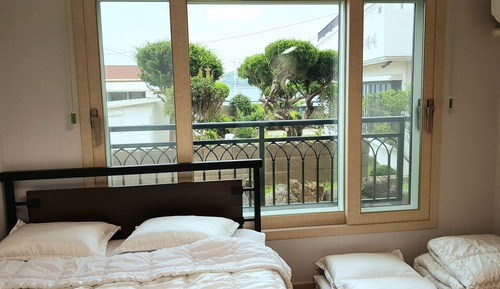 Family Room (1F)