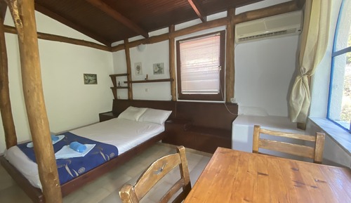 Estudio estándar, 1 cama doble, terraza, vistas parciales al mar