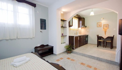 Estudio, vistas al jardín (Semi Ground Floor)