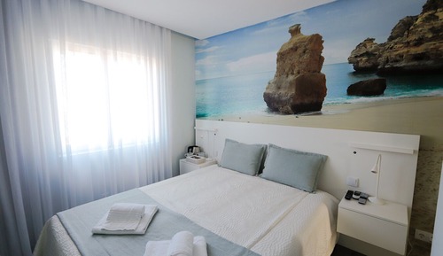 Habitación estándar con 1 cama doble o 2 individuales, vistas parciales al mar