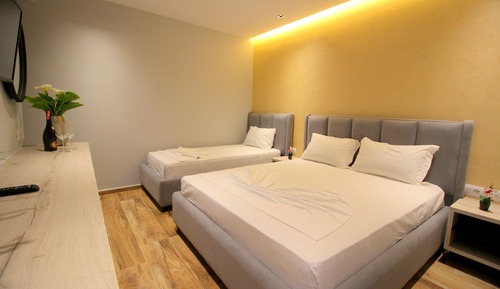 Habitación triple, vistas al mar